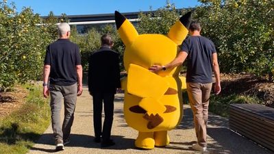 Pikachu ghé thăm Apple Park, gặp Tim Cook và John Ternus
